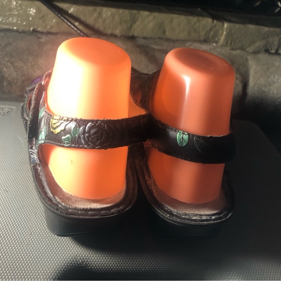 Alegria VIK-839 women's multi color embossed leather sandal Size 38/7.5US - Picture 8 of 14